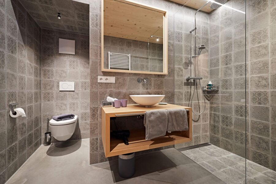 Badezimmer mit Dusche in der Garten Suite im Oswalda Hus.